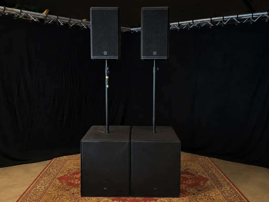 Geluidsset 1.2 met twee RCF KX-32A tops op twee RCF subs, te huur bij dre-events