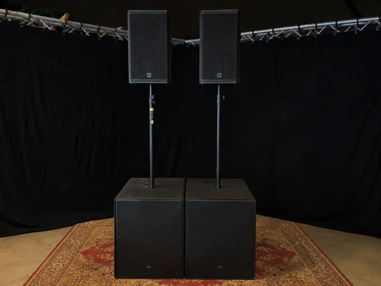 Geluidsset 1.2 met twee RCF KX-32A tops op twee RCF subs, te huur bij dre-events