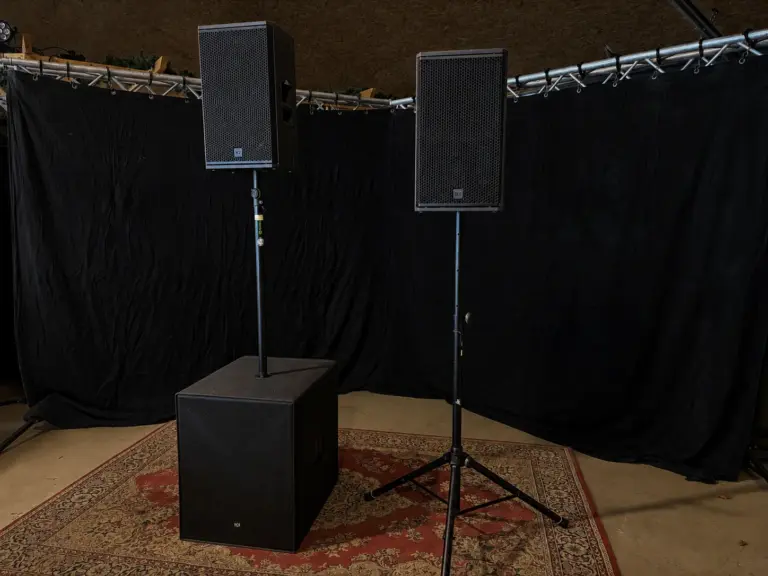 Geluidsset 1.1 met twee RCF KX-32A tops en een RCF sub, te huur bij dre-events