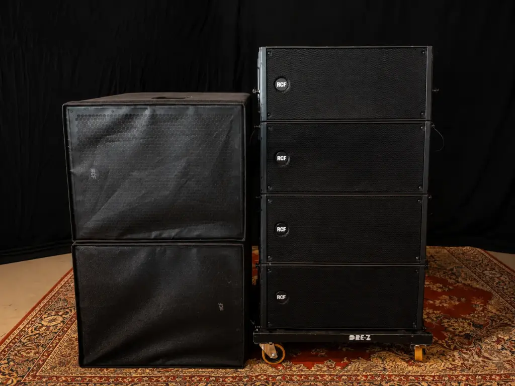 Geluidsset 1.1 met vier RCF HDL20A line-array modules en twee RCF subs, te huur bij dre-events