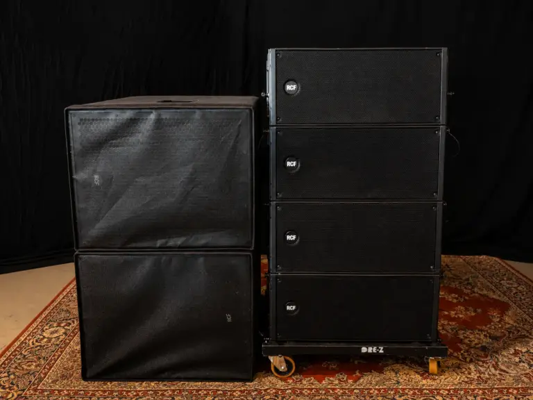 Geluidsset 1.1 met vier RCF HDL20A line-array modules en twee RCF subs, te huur bij dre-events